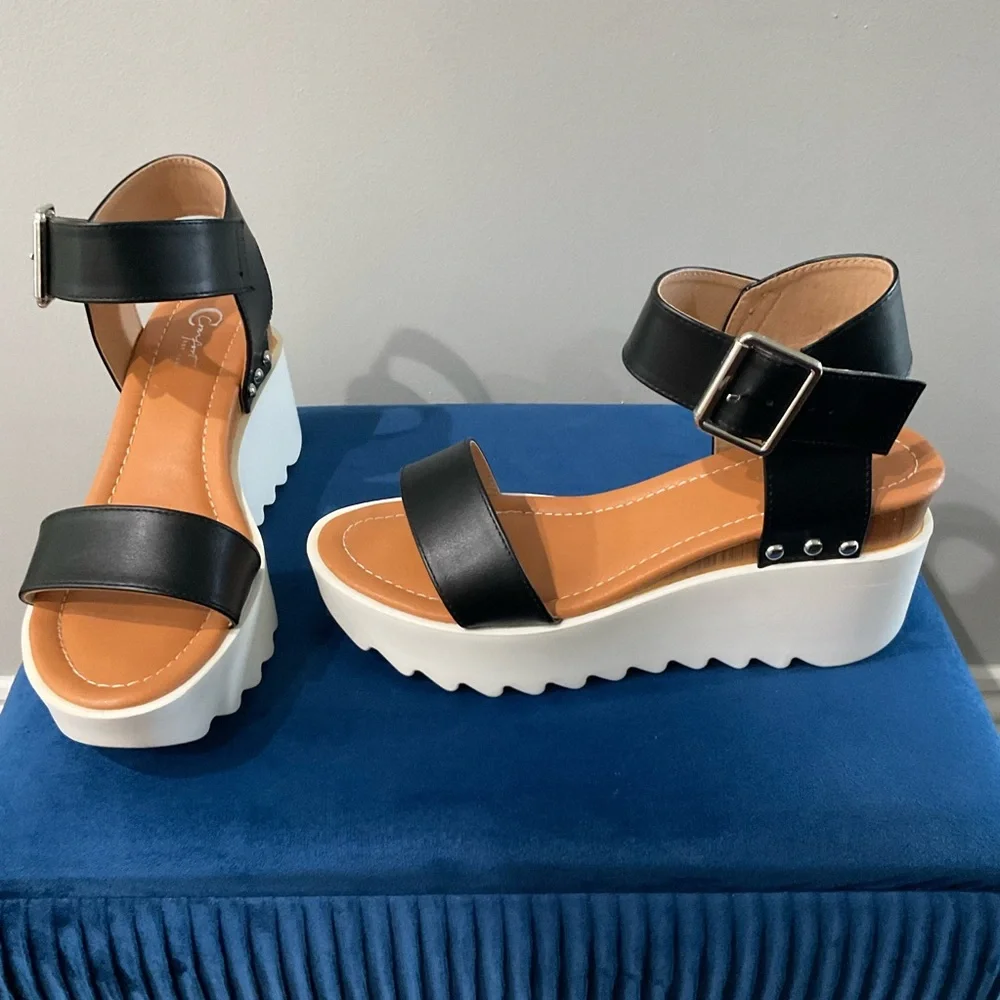 Comfort Est 1946 brand. Black and white sandals size 8.